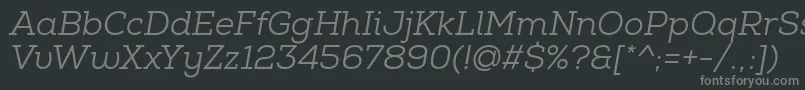 NexaSlabBookItalic-fontti – harmaat kirjasimet mustalla taustalla