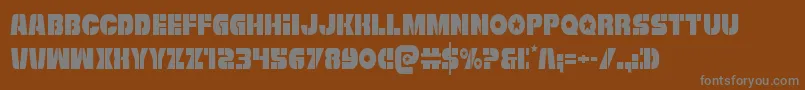 Freedomfightercond-fontti – harmaat kirjasimet ruskealla taustalla