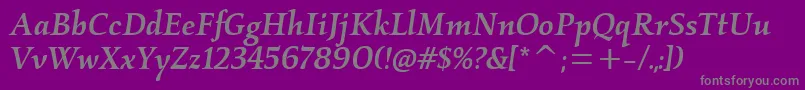 KallosmditcTtMediumitalic-fontti – harmaat kirjasimet violetilla taustalla