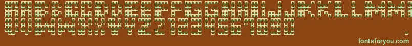 フォントM31MonkeyKong – 緑色の文字が茶色の背景にあります。