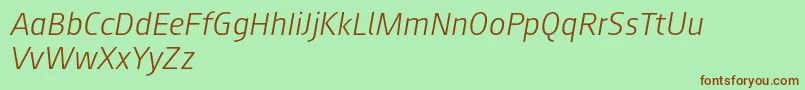 Augustsans46lightitalic-fontti – ruskeat fontit vihreällä taustalla