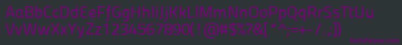 Czcionka Panefresco400wtregular – fioletowe czcionki na czarnym tle