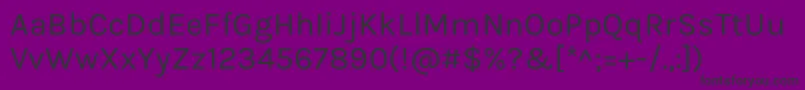 Czcionka KarlaRegular – czarne czcionki na fioletowym tle