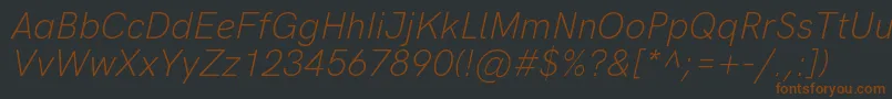 HkgroteskLightitalic-fontti – ruskeat fontit mustalla taustalla