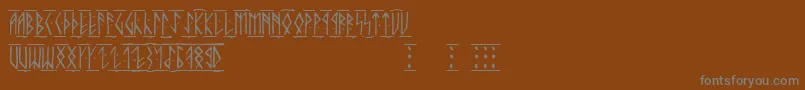 RunicAlt-fontti – harmaat kirjasimet ruskealla taustalla