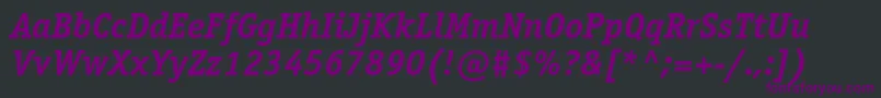 Czcionka OfficinaserifboldcItalic – fioletowe czcionki na czarnym tle