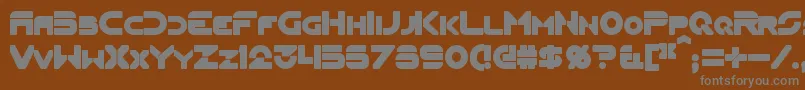 FlynnBold-fontti – harmaat kirjasimet ruskealla taustalla