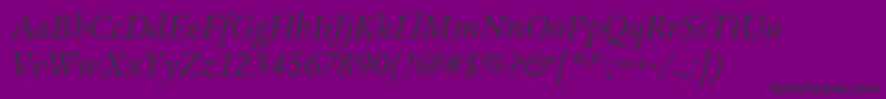 LegacySerifItcBookItalic-fontti – mustat fontit violetilla taustalla