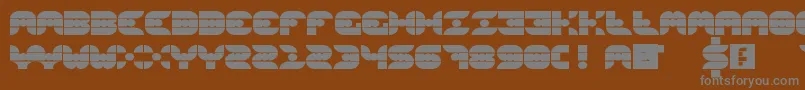 GridderBold-fontti – harmaat kirjasimet ruskealla taustalla