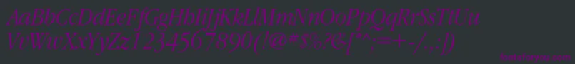 Czcionka GaramondnarrowcItalic – fioletowe czcionki na czarnym tle