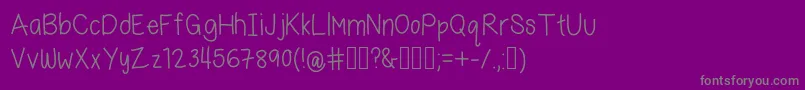 BecauseHeLives-fontti – harmaat kirjasimet violetilla taustalla