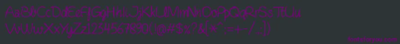 Czcionka FinelinerScript – fioletowe czcionki na czarnym tle
