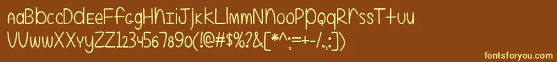 EvenMoreMixedUp2-fontti – keltaiset fontit ruskealla taustalla