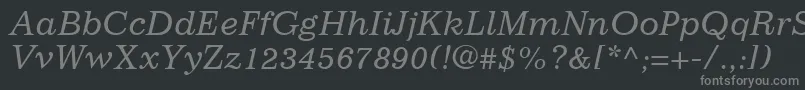 ImpressumLtItalic-fontti – harmaat kirjasimet mustalla taustalla