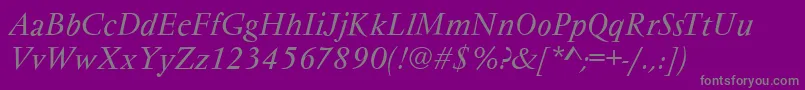 VarennesItalic-fontti – harmaat kirjasimet violetilla taustalla