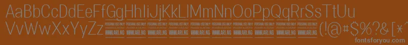 SpecifypersonalConlight-fontti – harmaat kirjasimet ruskealla taustalla