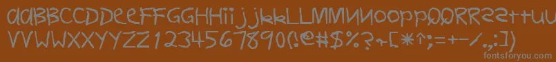 Czcionka FirstgradedisplaycapssskRegular – szare czcionki na brązowym tle