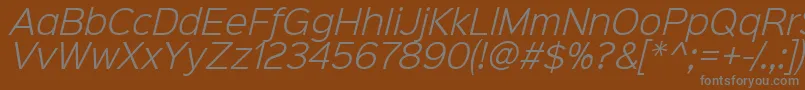 Sinkinsans300lightitalic-fontti – harmaat kirjasimet ruskealla taustalla