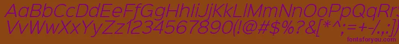 Sinkinsans300lightitalic-fontti – violetit fontit ruskealla taustalla