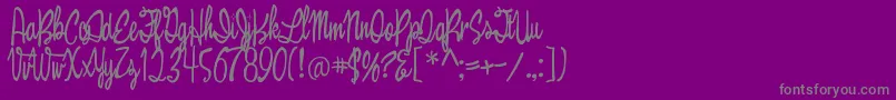 Weitere Informationen zur Bewicked-Schriftart Bewicked-Schriftart – Graue Schriften auf violettem Hintergrund