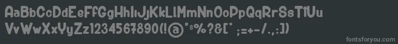 BigCarShortGun-fontti – harmaat kirjasimet mustalla taustalla