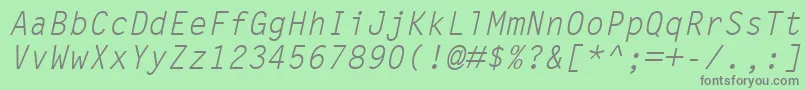 LetterGothicMtOblique-fontti – harmaat kirjasimet vihreällä taustalla