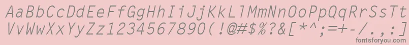 LetterGothicMtOblique-fontti – harmaat kirjasimet vaaleanpunaisella taustalla