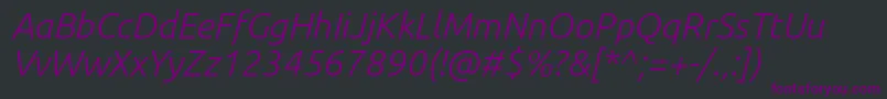 Czcionka Ubuntu Lightitalic – fioletowe czcionki na czarnym tle