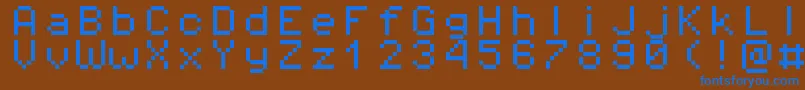 Fonte Pixeloperatormono8 – fontes azuis em um fundo marrom