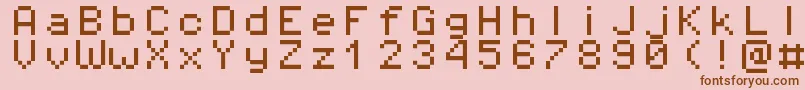 Шрифт Pixeloperatormono8 – коричневые шрифты на розовом фоне