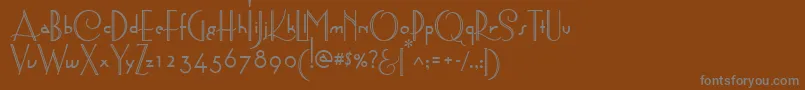 AstoriaDecoMedium-fontti – harmaat kirjasimet ruskealla taustalla