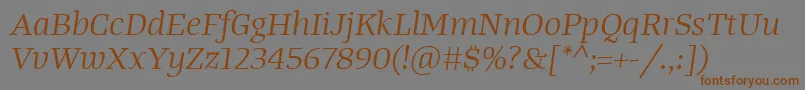 TangerserifwideBookitalic-Schriftart – Braune Schriften auf grauem Hintergrund