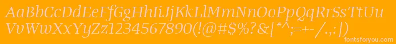 TangerserifwideBookitalic-fontti – vaaleanpunaiset fontit oranssilla taustalla