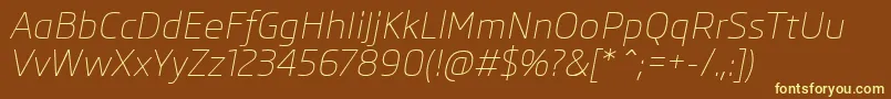SkodaProLightItalic-fontti – keltaiset fontit ruskealla taustalla