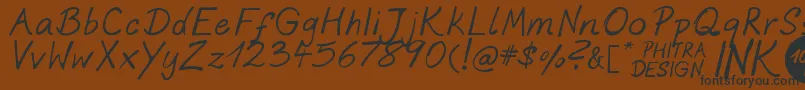Czcionka PhitradesignInk – czarne czcionki na brązowym tle