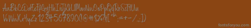 Russellrg-fontti – harmaat kirjasimet ruskealla taustalla