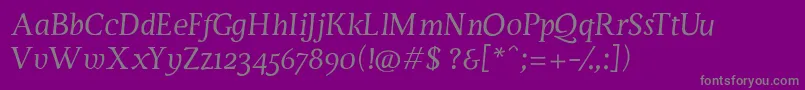 ServusTextDisplayItalic-fontti – harmaat kirjasimet violetilla taustalla