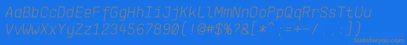 KlartextMonoLightItalic-fontti – harmaat kirjasimet sinisellä taustalla