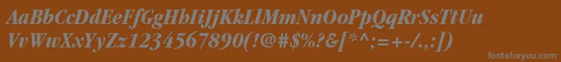 ItcGaramondLtBoldCondensedItalic-fontti – harmaat kirjasimet ruskealla taustalla