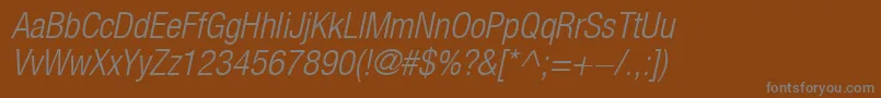 HelveticaLt47LightCondensedOblique-fontti – harmaat kirjasimet ruskealla taustalla