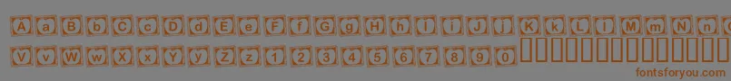KrRachelsChalkboard-Schriftart – Braune Schriften auf grauem Hintergrund