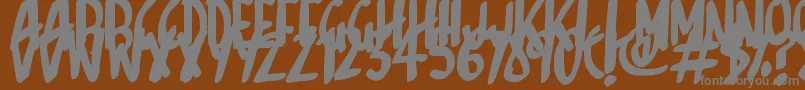 Sketchalot-fontti – harmaat kirjasimet ruskealla taustalla