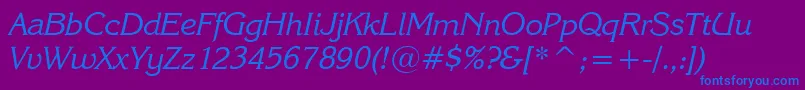 KarinaRusItalic-Schriftart – Blaue Schriften auf violettem Hintergrund