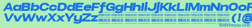 SpecifypersonalExpblackitalic-Schriftart – Blaue Schriften auf grünem Hintergrund