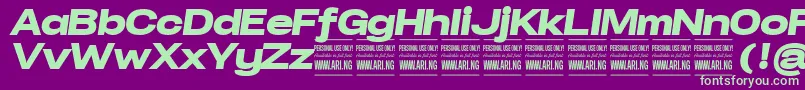 SpecifypersonalExpblackitalic-Schriftart – Grüne Schriften auf violettem Hintergrund