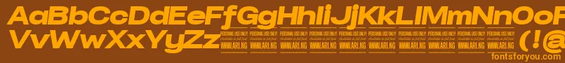 Saiba mais sobre a fonte SpecifypersonalExpblackitalic Fonte SpecifypersonalExpblackitalic – fontes laranjas em um fundo marrom