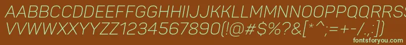 PantonLightitaliccaps-fontti – vihreät fontit ruskealla taustalla