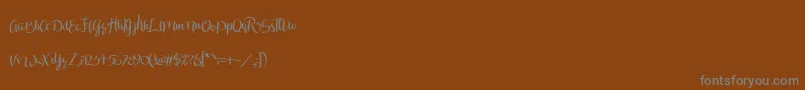 Czcionka Druchilla – szare czcionki na brązowym tle