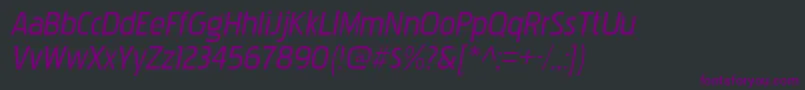 Czcionka PakenhamrgItalic – fioletowe czcionki na czarnym tle