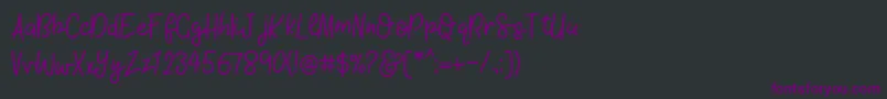 Czcionka KhBlacklineScriptMedium – fioletowe czcionki na czarnym tle